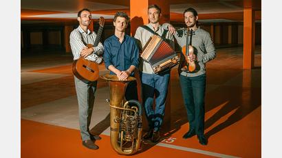 Bild: Maxjoseph/exb
Die vier jungen Musiker von Maxjoseph – Georg Unterholzner (Gitarre), Andreas Winkler (Steirische Harmonika), Nathanael Turban (Geige) und Florian Mayrhofer (Tuba) – verwirklichen ihre ganz eigene Vorstellung von Volksmusik.