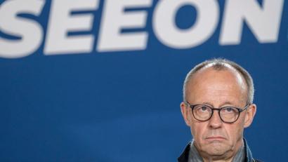 Bild: Peter Kneffel/dpa
So richtigen Grund zur Freude hat Merz derzeit nicht. Innen- wie außenpolitisch stehen er und seine Bundesregierung vor gewaltig großen Herausforderungen.