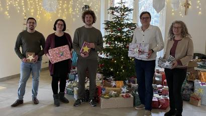 Bild: Yvonne Rösel
Freude bei der Übergabe der Wunschbaumaktion im Ernst-Naegelsbach-Haus in Sulzbach-Rosenberg: Einrichtungsleiter Stefan Reither und Bereichsleiter Jan Telvak nahmen stellvertretend die mehr als 300 Geschenke von der pro Su-Ro Vorstandschaft entgegen (von links): Jan Telvak, Daniela Meidenbauer, Christof Ottmann, Stefan Reither und Yvonne Rösel.