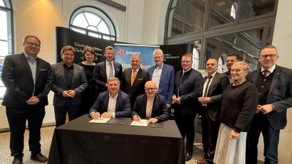 Bild: StMB
Bayerns Verkehrsminister Christian Bernreiter und DB-Konzernbevollmächtigter Heiko Büttner bei der Vertragsunterzeichnung.