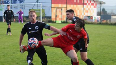 Bild: Julia Baumann
Wenn in der Bezirksliga Nord Mannschaften aus dem Landkreis Cham aufeinandertreffen, sind hitzige Derbys vorprogrammiert. Das Bild zeigt Philipp Berzl von der DJK Arnschwang, wie er in einer Partie gegen die SG Chambtal den Ball abschirmt. Beide Mannschaften sind zur Winterpause in der abstiegsgefährdeten Zone angesiedelt.