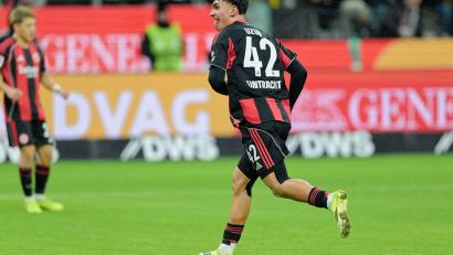 Bild: Uwe Anspach/dpa
Uzun jubelt für Frankfurt.