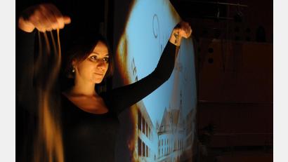 Bild: Stephan Huber
Irina Titova nimmt in "In 80 Bildern um die Welt" das Publikum auf eine spannende Weltreise mit.