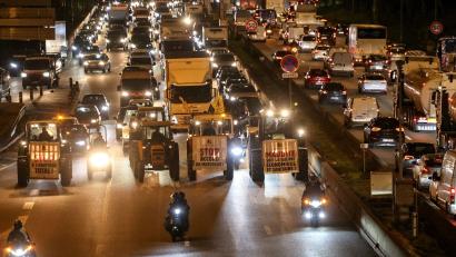 Bild: Thomas Samson/AFP/dpa
Traktoren sind auf der Pariser Ringstraße unterwegs.