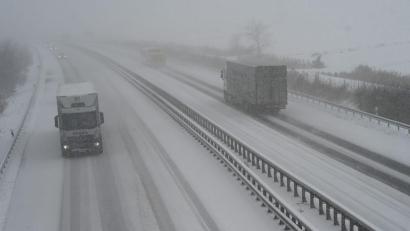 Bild: Lars Penning/dpa
Auf der Autobahn 7 musste der Schnee geräumt werden. (Symbolbild)