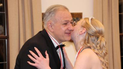 Bild: kro
Bussis und Orden gibt es beim Empfang zuhauf für den Tirschenreuther Landrat Roland Grillmeier, wie hier von Mährings Prinzessin Laura I.