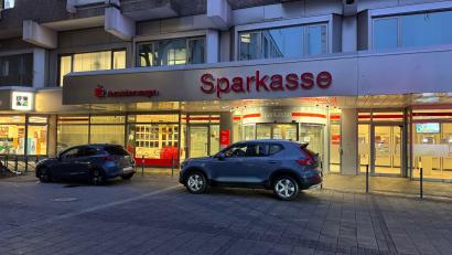 Bild: Michael Weber/WtV News/dpa
Die Sparkasse bleibt bis auf den SB-Raum mit den Automaten noch für Wochen zu - im Tresorraum wird fieberhaft gearbeitet.