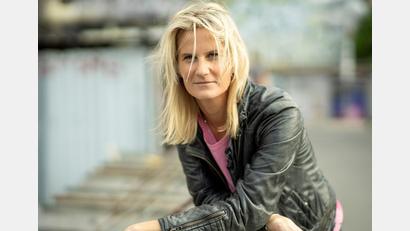 Bild: Alexej Hermann/exb
Die Musikkabarettistin Lucy van Kuhl liebt es, zu beobachten. Ihre Art zu musizieren und zu singen begeistert. Am 30. Januar gastiert sie auf dem Schafferhof in Neuhaus bei Windischeschenbach.