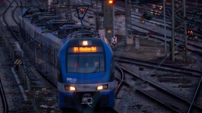 Bild: Peter Kneffel/dpa
Nach der Entgleisung eines Güterzuges kommt es auf der Strecke München - Rosenheim - Kufstein zu Bauarbeiten. (Symbolbild)