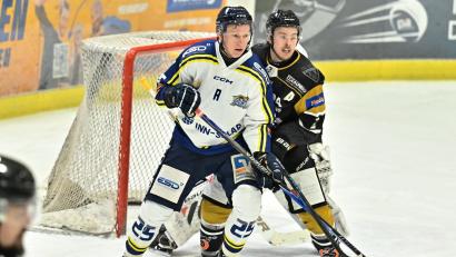 Archivbild: Hubert Ziegler
Harter Gegner: Mauriz Silbermann (rechts) und der ERSC Amberg empfangen am Sonntag die Landsberger Riverkings.