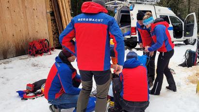 Bild: -/Bergwacht Grassau/dpa
Zunächst kümmerte sich die Bergwacht um den Waldarbeiter. (Handout)