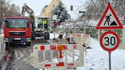 Bild: Hubert Siller
In Waldsassen kam es am Donnerstagabend zwischen 21 und 22.30 Uhr zu vier Wasserrohrbrüchen, darunter in der Joseph-Wiesnet-Straße (Bild). Am Freitag liefen die Reparaturmaßnahmen auf Hochtouren.