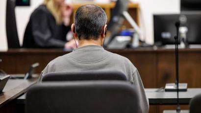 Bild: Daniel Karmann/dpa
Der Angeklagte soll seinen Cousin mit einem Stich ins Herz getötet haben.