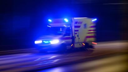 Bild: Robert Michael/dpa
Der Unfallfahrer kam leicht verletzt ins Krankenhaus. (Symbolbild)