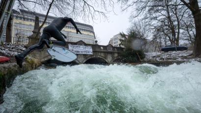 Bild: Peter Kneffel/dpa
So sah es noch über Weihnachten aus. Mittlerweile ist die illegale Rampe entfernt und die Surfwelle wieder verschwunden. (Archivbild)