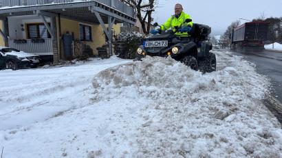 Bild: Gabi Schönberger
Christian Henkel aus Waidhaus räumt mit seiner Maschine am Freitagvormittag die Schneemassen beiseite. So wie ihm erging es vielen in Weiden und dem Landkreis Neustadt/WN.