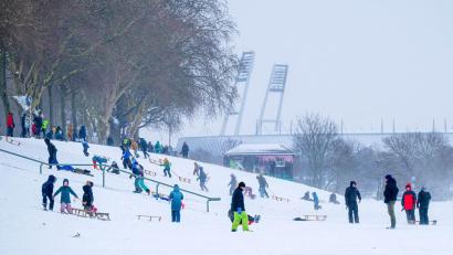 Bild: Sina Schuldt/dpa
Schnee am Bremer Weserstadion. Das Bundesliga-Spiel zwischen Werder und Hoffenheim wurde abgesagt.