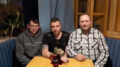 Bild: Thomas Deutscher
Die AfD Schwandorf/Cham hat ihre Kandidaten für die Marktgemeinderatswahl in Schwarzenfeld gewählt. Ralf Geidies (rechts) führt die Liste an. Markus Herrmann (links) und Sven Troidl (Mitte) stehen auf Platz 3 und 2.