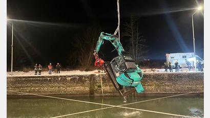 Bild: -/Verkehrspolizeiinspektion Passau/dpa
Der Bagger war in die Donau gerutscht und musste wieder herausgezogen werden. (Handout)