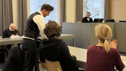 Bild: kle
Der Angeklagte am vierten Prozesstags zum Champagnerfall in Weiden.