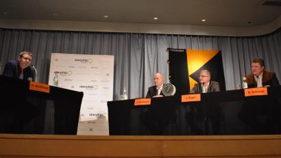 Archivbild: lue
Wie bei Kommunalwahl 2020 organisiert die Kolpingsfamilie Erbendorf eine Podiumsdiskussion. Unser Archivbild zeigt Moderator Wolfgang Benkhardt (links) und die drei damaligen Bürgermeisterkandidaten. Am 30. Januar werden vier Bewerber auf dem Podium Platz nehmen.