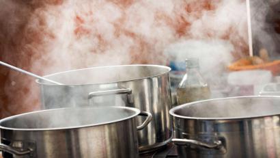 Bild: Jens Büttner/dpa
Töpfe stehen auf einem Herd. Eine Frau ist im September 2024 gestorben, nachdem sie in einer Pizzeria im Landkreis Schwandorf keimbelastete Tortellini gegessen hatte. Gegen den Wirt liegt eine Anklage vor.