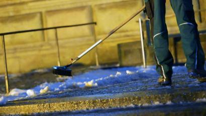 Bild: Malin Wunderlich/dpa
Ein Mann räumt Schnee vor der Alten Pinakothek in München. In der Nacht soll es wieder kälter werden, mit Schneefall bis in die Niederungen.