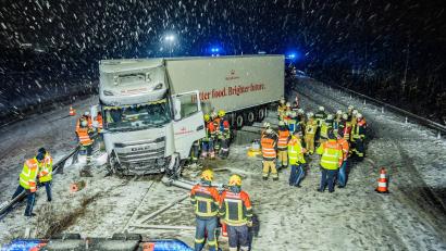 Bild: Ferdinand Merzbach/NEWS5/dpa
Aufgrund eines Unfalls auf schneebedeckter Fahrbahn wurde die A70 bei Schweinfurt gesperrt.