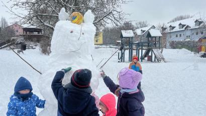 Bild: Gabi Schönberger
Die Kinder des Kindergartens St.-Martin in Neustadt/WN tollen am Freitag im Schnee.