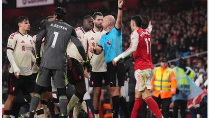 Bild: John Walton/PA Wire/dpa
Für seine Aktion kassierte Arsenals Gabriel Martinelli eine Gelbe Karte.