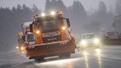 Bild: Peter Kneffel/dpa
Autofahrer sollten vorsichtig sein.