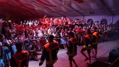 Archivbild: slh
Die Feuerwehren verstehen es zu feiern: Zum 150-Jährigen zeigten sich 2025 die "Weiherner Spritzboys" von einer ganz anderen Seite. Heuer gibt es im Landkreis Schwandorf neun 150. Geburtstage bei den Feuerwehren.