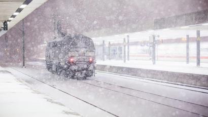 Bild: Moritz Frankenberg/dpa
Nichts geht mehr im Großraum Hannover: Der Zugverkehr musste eingestellt werden.