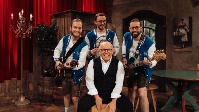 Bild: monacoshots
,,Barbari Bavarii'' am Sonntag bei den BR-Brettl-Spitzen zu sehen. Peter „Beda“ Greiner, Stephan „Rosi“ Rosner, Christian “Weiti“ Witt (Von links).