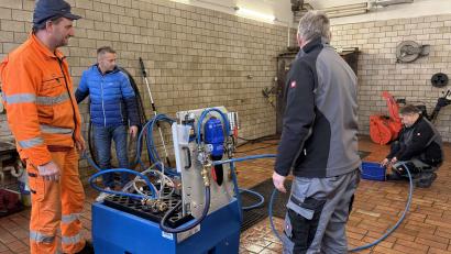 Bild: Verena Frauenknecht
Das Desinfektionsgerät des Marktes Königstein steht allen Kommunen der Franken-Pfalz zur Verfügung. Die Wasserwarte wurden in die Bedienung des Gerätes eingewiesen.