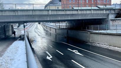Bild: Gabi Schönberger
Ein Banner mit einer politisch kontrovers diskutierten Aufschrift hing an dieser Bahnbrücke in der Frauenrichter Straße in Weiden.