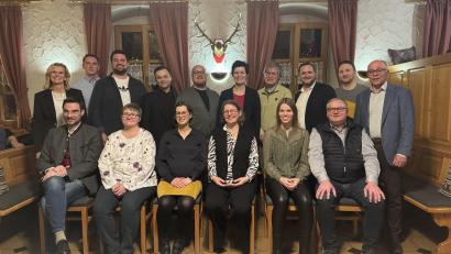 Bild: Markus Ziegler
Die Kandidaten der CSU-Liste, hinten v.l.n.r.: Stellv. Landrätin Andrea Lang, Johannes Winter, Josef Geitner, Thomas Bäuml, David Nesner, Angelika Prem, Wilhelm Seegerer, Werner Schärtl, Benjamin Liebl, stellv. Landrat Albert Nickl. Vorne v.l.n.r: Stephan Oetzinger, Irene Hammer, Franziska Ebnet, Stephanie Kuchlbauer, Anna Lang, Robert Eichhorn.