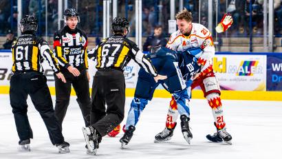 Bild: Elke Englmaier
Hier fliegen die Fäuste: Unter anderem um den Faustkampf von Neal Samanski im Duell gegen Kaufbeuren geht es in der neuen Folge "Powerplay".