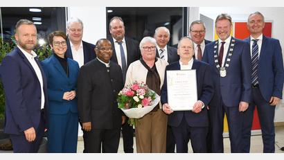 Bild: sche
Ernst Rupprecht (mit Urkunde) wird beim Neujahrsempfang mit der Gemeindeverdienstmedaille in Bronze ausgezeichnet. Seine Ehefrau Walburga Rupprecht erhält einen Blumenstrauß. Es gratulieren (von links) MdL Bernd Heinisch, MdB Susanne Hierl, Landrat Richard Reisinger, Pfarrer Moses Gudapati, Dritter Bürgermeister Christian Drechsler, Zweiter Bürgermeister Franz Weiß, Ambergs Oberbürgermeister Michael Cerny, Bürgermeister Alwin Märkl und MdL Harald Schwartz.