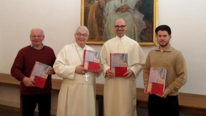 Bild: Kloster Speinshart
Verleger Eckhard Bodner, der emeritierte Abt Hermann Josef Kugler, Autor Pater Benedikt M. Röder und Tobias Gradl, Werbeagentur Bild-Punkte, (von links) freuen sich über das umfassende Professbuch zum Kloster Speinshart.