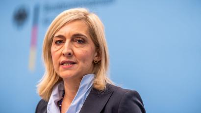 Bild: Michael Kappeler/dpa
Gesundheitsministerin Warken weist Vorwürfe aus den USA zurück. (Archivfoto)