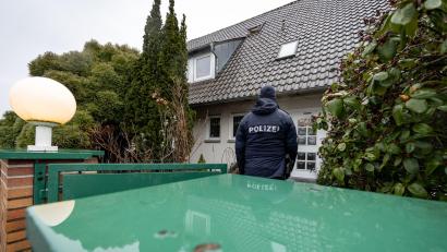 Bild: Daniel Karmann/dpa
Laut Polizei bedrohte der 25-Jährige die Einsatzkräfte mit einer Schusswaffe und einem Messer.