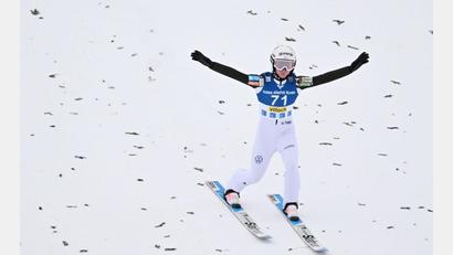 Bild: Barbara Gindl/APA/dpa
Nika Prevc ist derzeit die überragende Skispringerin. (Archivbild)