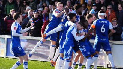 Bild: Martin Rickett/PA Wire/dpa
Die Spieler von Macclesfield Town feiern die Pokalsensation gegen Crystal Palace.
