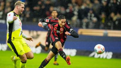 Bild: Michael Probst/AP/dpa
Frankfurts Younes Ebnoutalib trifft gegen den BVB zum zwischenzeitlichen 2:2.