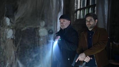 Bild: Hardy Spitz/ZDF/dpa
Otto Garber (Florian Martens, l) und Nils Makowski (Lucas Reiber) bietet sich ein schockierender Anblick.