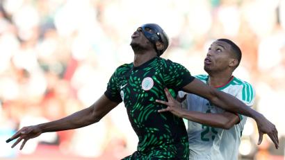Bild: Themba Hadebe/AP/dpa
Immer den Ball im Blick: Victor Osimhen (l)