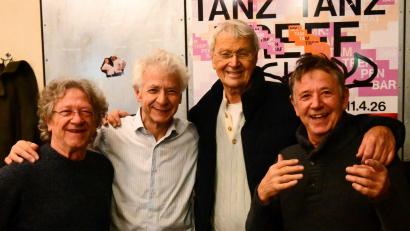 Bild: Lucas Caspari/dpa
Polt und die Well-Brüder auf der Party nach der Abschiedsvorstellung.