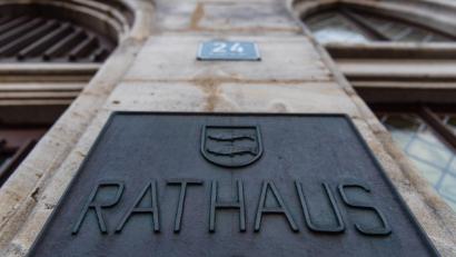 Bild: Nicolas Armer/dpa
Die bayerischen Kommunen wünschen sich vom Innenministerium Leitlinien, wie sie die neuen Verbotsmöglichkeiten bei Antisemitismus-Verdacht umsetzen sollen.