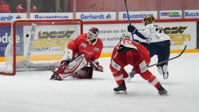 Bild: A. Chuc
Luca Gläser (rechts) trifft in dieser Szene zum zwischenzeitlichen 2:1 für die Blue Devils Weiden beim EC Bad Nauheim.